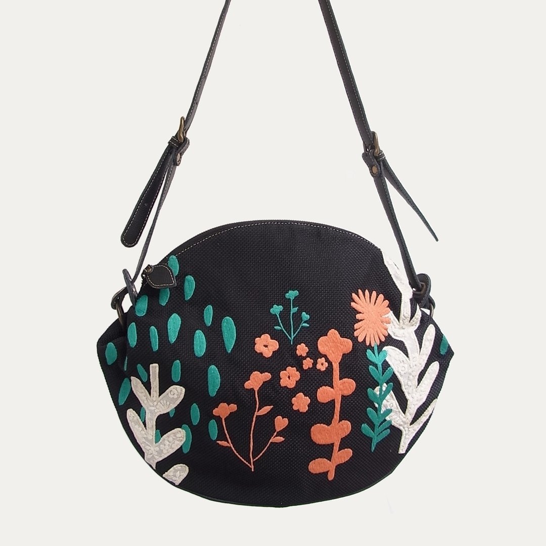 Showers embroidery shoulder bag - 侧背包/斜挎包 - 绣线 黑色