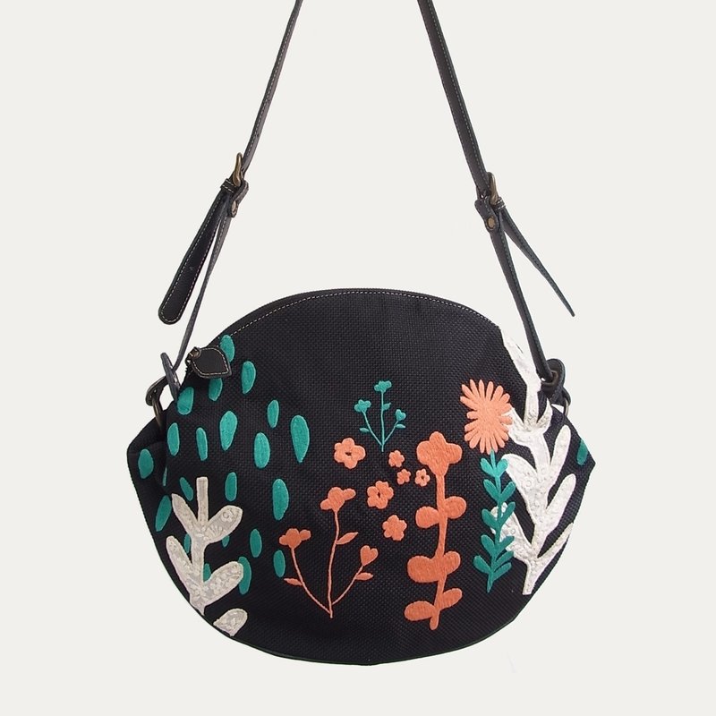Showers embroidery shoulder bag - 侧背包/斜挎包 - 绣线 黑色