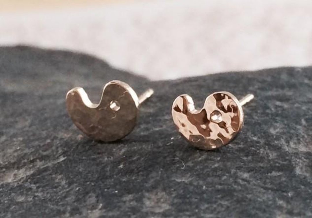 K18 ◇ Magatama ◇ Stud earrings - 耳环/耳夹 - 其他金属 金色