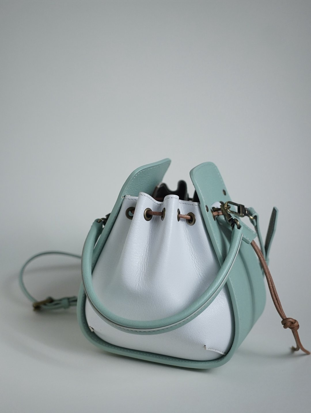 MOOS MINI Barry drawstring bucket bag拉绳水桶包(牛油果X白色) - 侧背包/斜挎包 - 真皮 