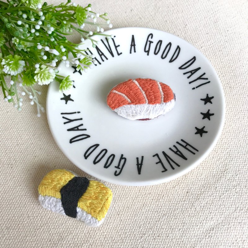 手作刺绣＊寿司的聚会别针 - 胸针 - 绣线 黄色