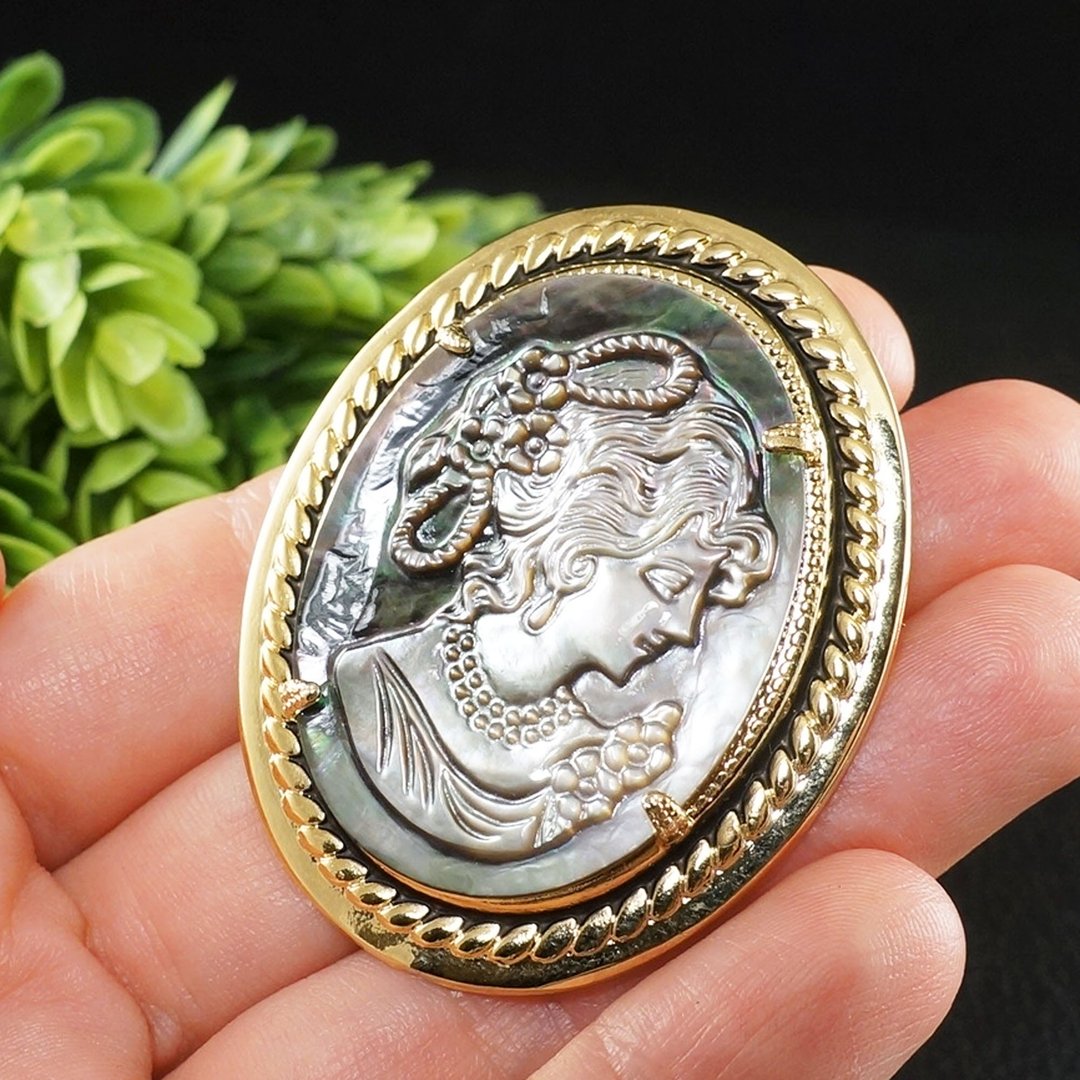 Gray Mother of Pearl Lady Girl Cameo Golden Oval Victorian Brooch Pin Jewelry - 胸针 - 贝壳 金色