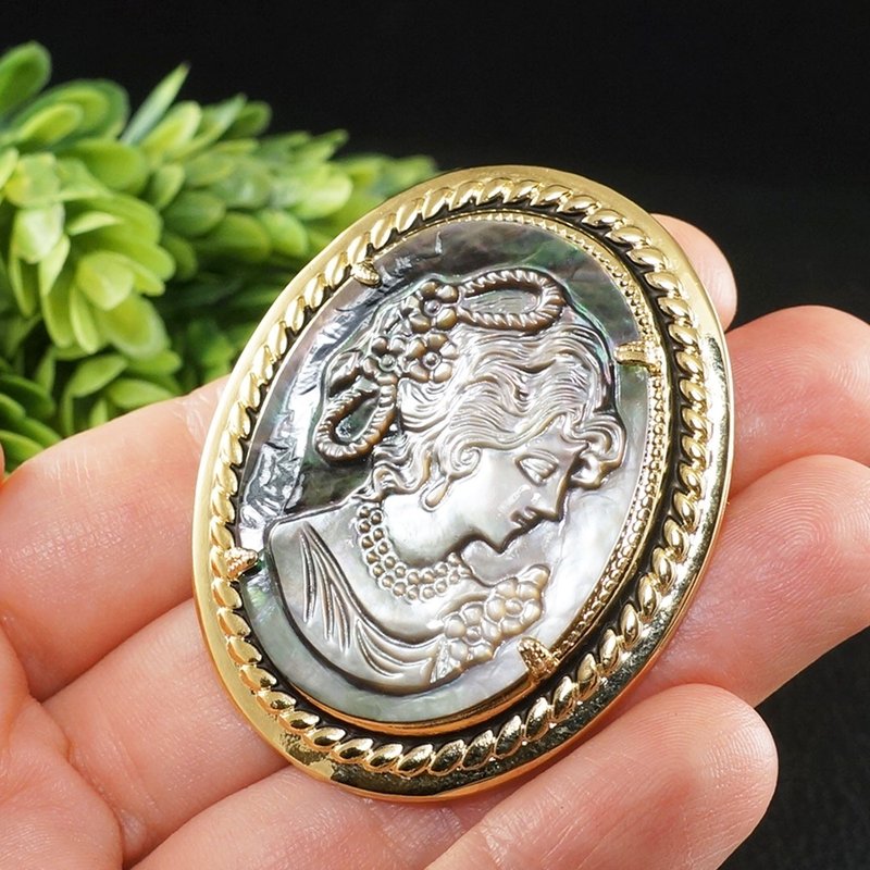 Gray Mother of Pearl Lady Girl Cameo Golden Oval Victorian Brooch Pin Jewelry - 胸针 - 贝壳 金色