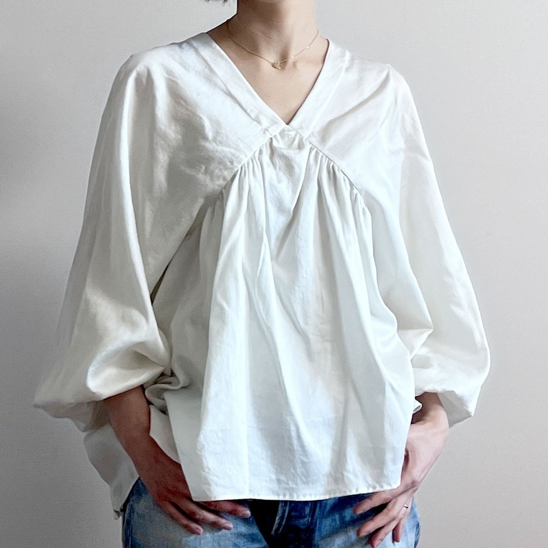 棉柔滑缎面 V领ラグラン 交叉领设计上衣 Grayish white 订制商品 - 女装衬衫 - 棉 白色