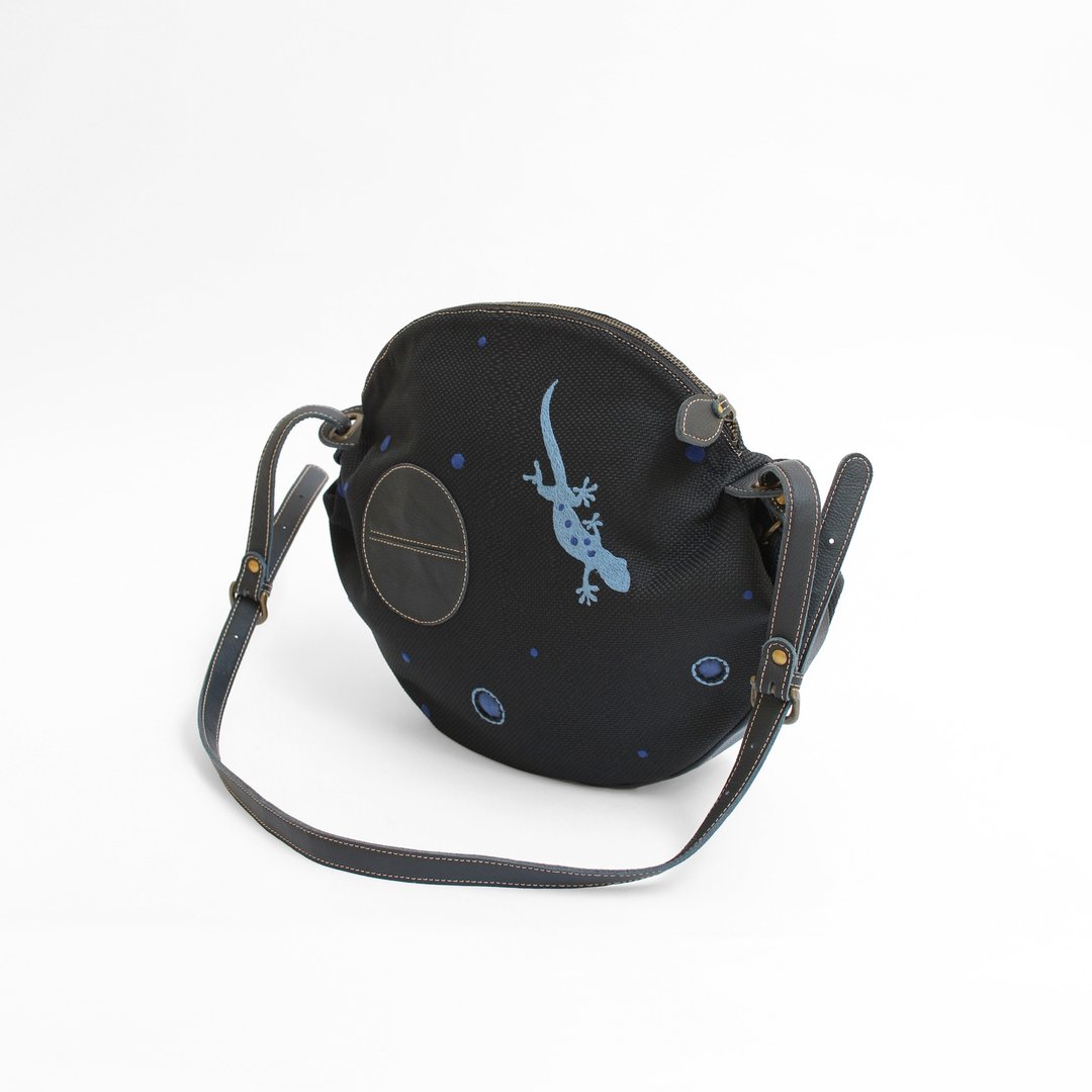 Gecko embroidery/shoulder bag - 侧背包/斜挎包 - 真皮 黑色