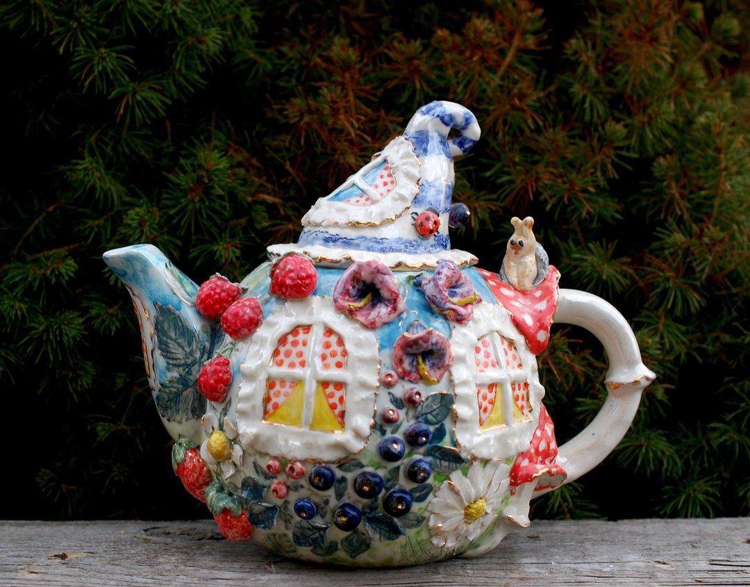 Porcelain Teapot Fairytale house Figurine teapot Mushrooms Berries Flowers - 茶具/茶杯 - 瓷 多色