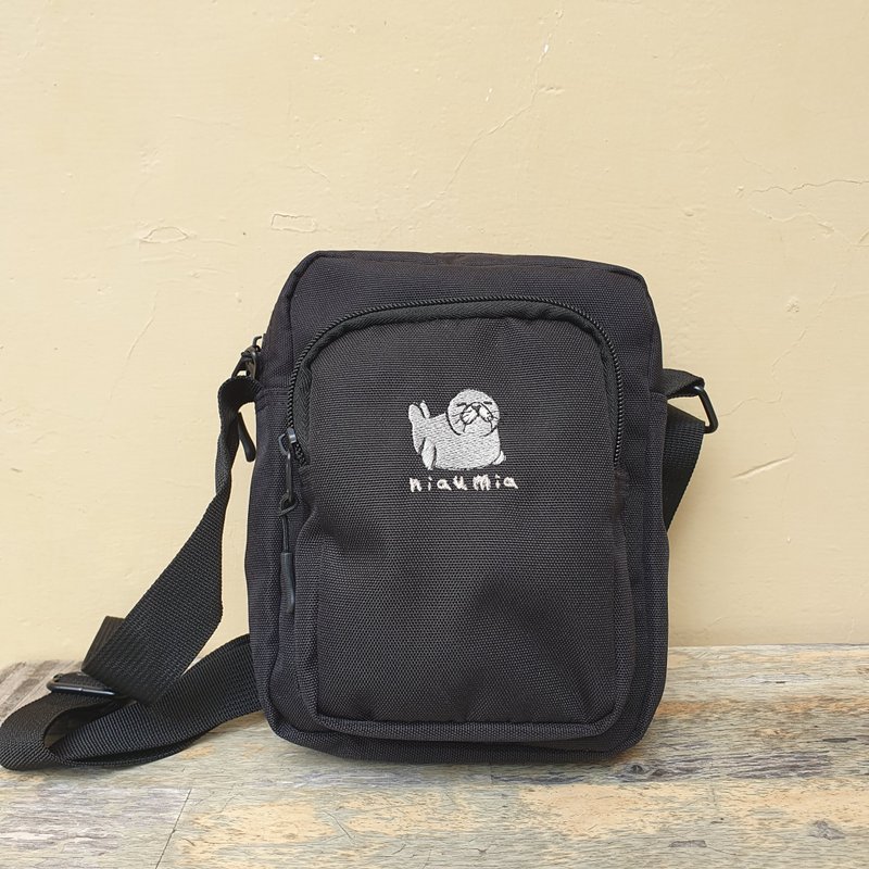 茑咪 刺绣图案防泼水尼龙布中型包 斜背包(黑) / 豹豹好 海豹 - 侧背包/斜挎包 - 棉．麻 黑色