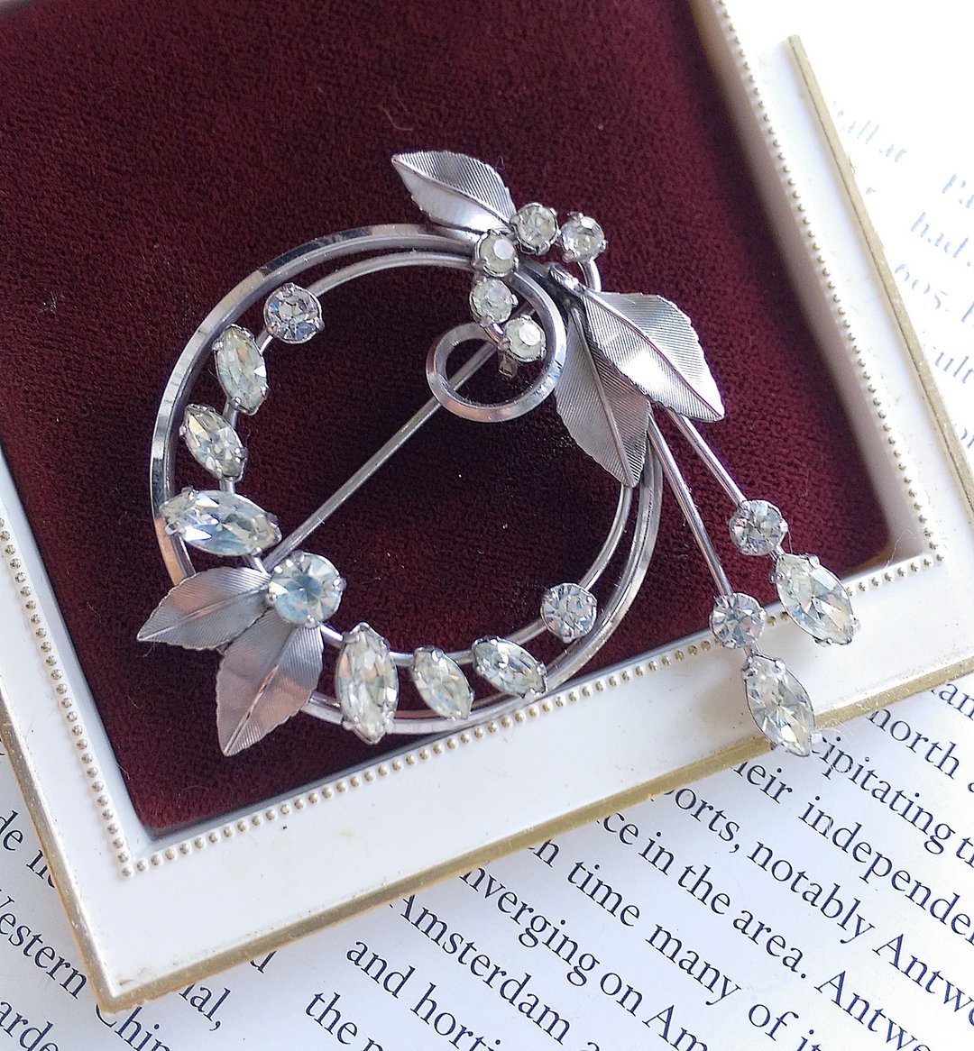 Vintage Jewelry 西洋古董饰品 Krementz 银环圈 钻花银叶 别针 - 徽章/别针 - 其他金属 透明