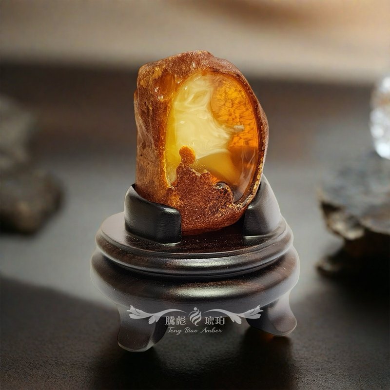 腾彪琥珀 天然琥珀蜜蜡 金绞白蜜蜡悟道挂摆件 收藏级摆饰 附保卡 - 摆饰 - 半宝石 橘色