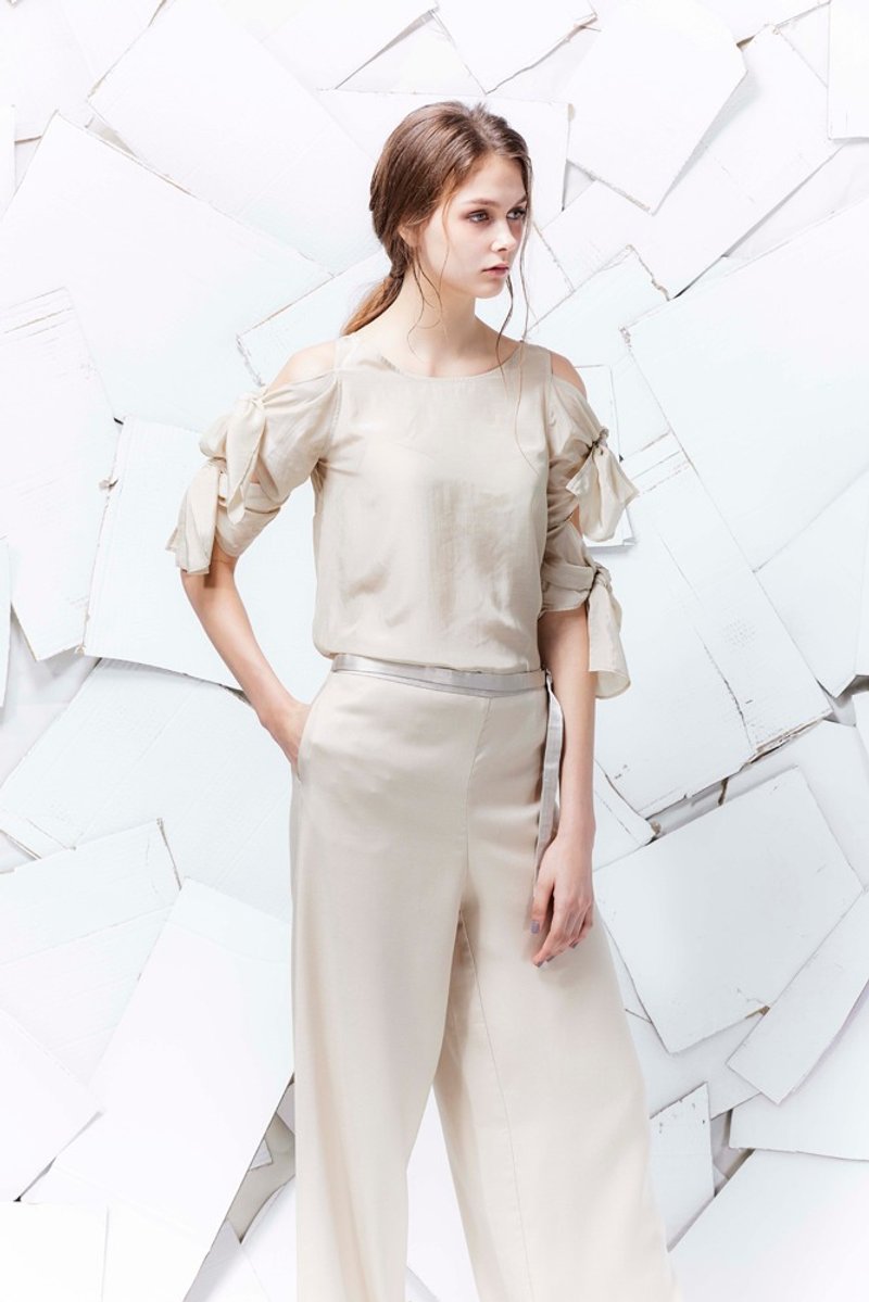 YUWEN 米色袖绑蝴蝶结上衣 - 女装上衣 - 棉．麻 卡其色