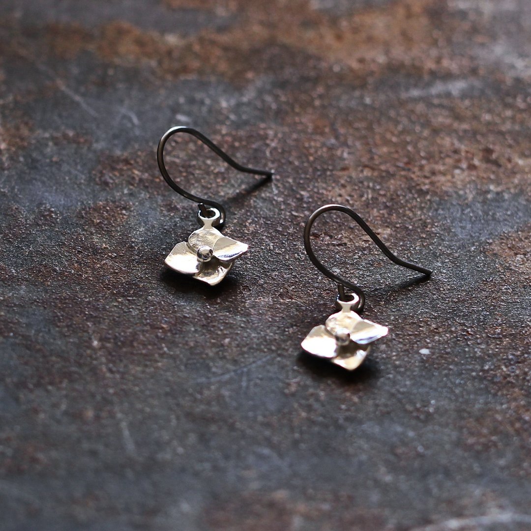Small Hydrangea Hana [SV] Earrings P526 - 耳环/耳夹 - 其他金属 银色