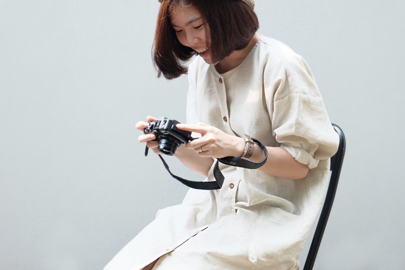 圆领透气亚麻连身裙/外套-米色 - 洋装/连衣裙 - 棉．麻 金色