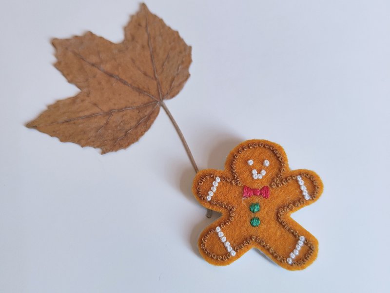 手工刺绣 | Gingerbread Man圣诞姜饼人胸针 - 胸针 - 绣线 咖啡色