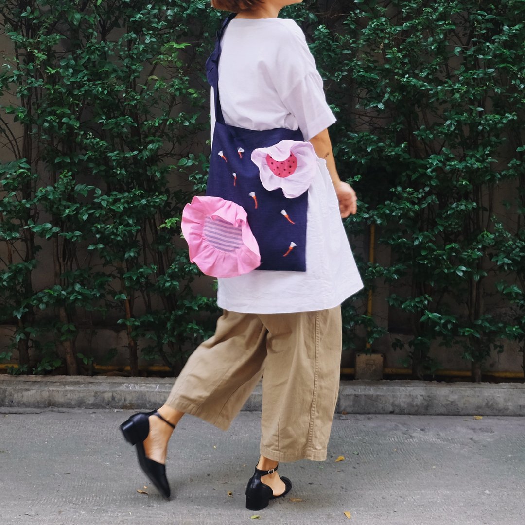 Neverending Blossom Bag - Navy Blue And Pink Blossom Ruffled Linen Tote Bag - 手提包/手提袋 - 亚麻 蓝色