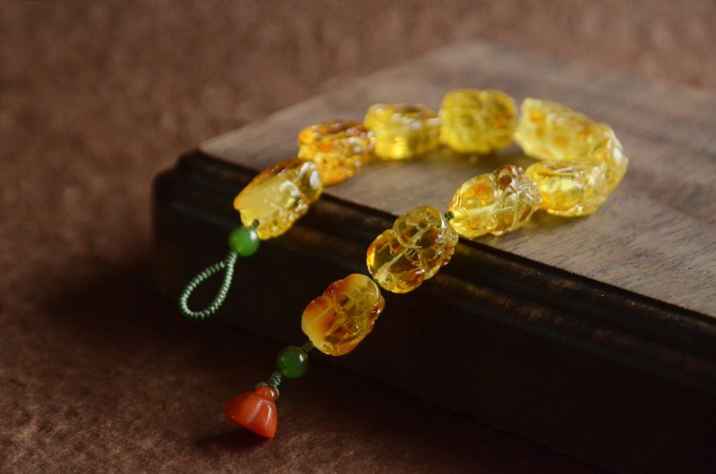 【琥珀貔貅】Amber 天然琥珀手工雕刻貔貅古典文艺手链 - 手链/手环 - 宝石 黄色