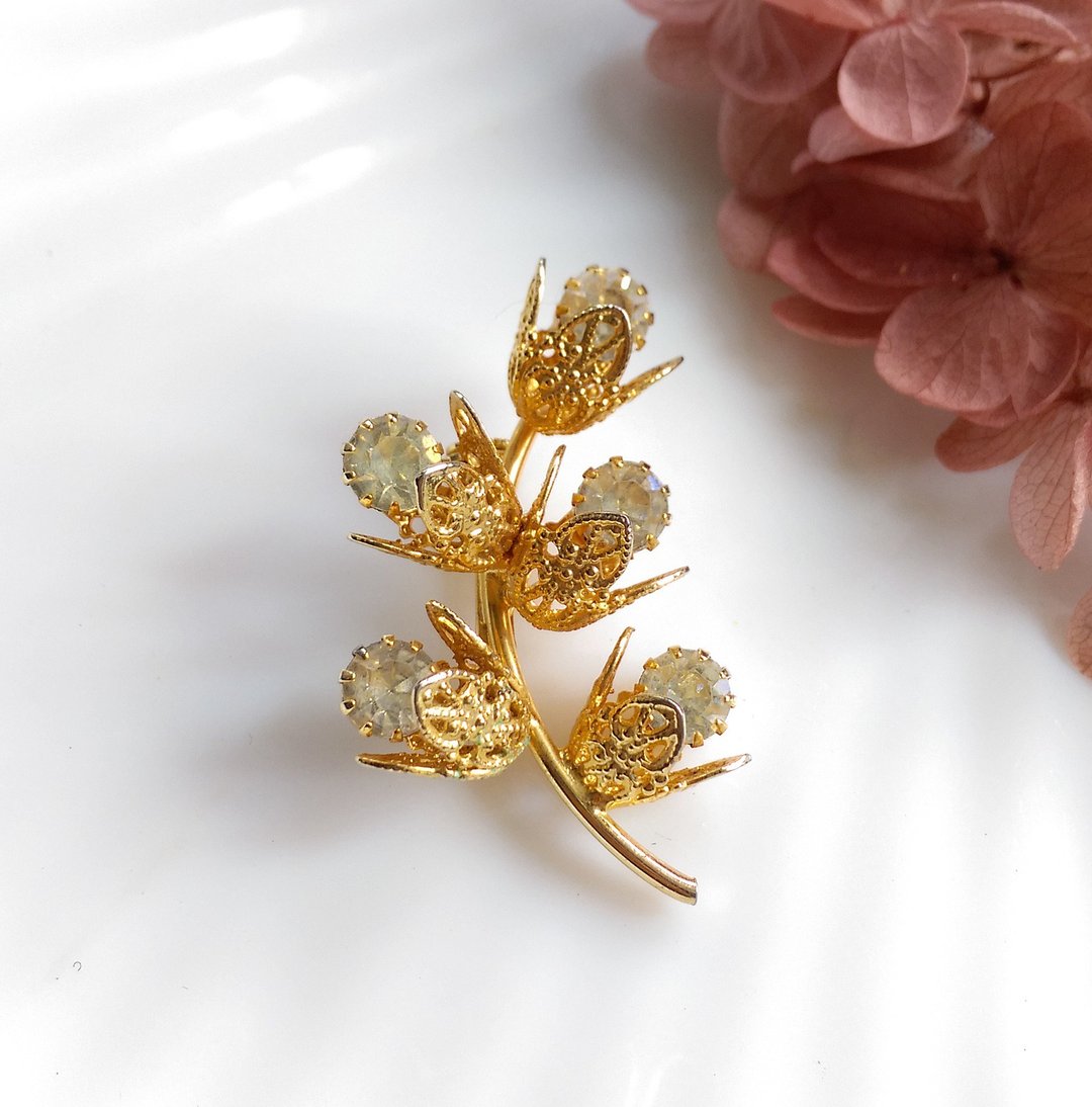 西洋古董饰品。立体 花苞 白钻  别针 - 徽章/别针 - 其他金属 金色
