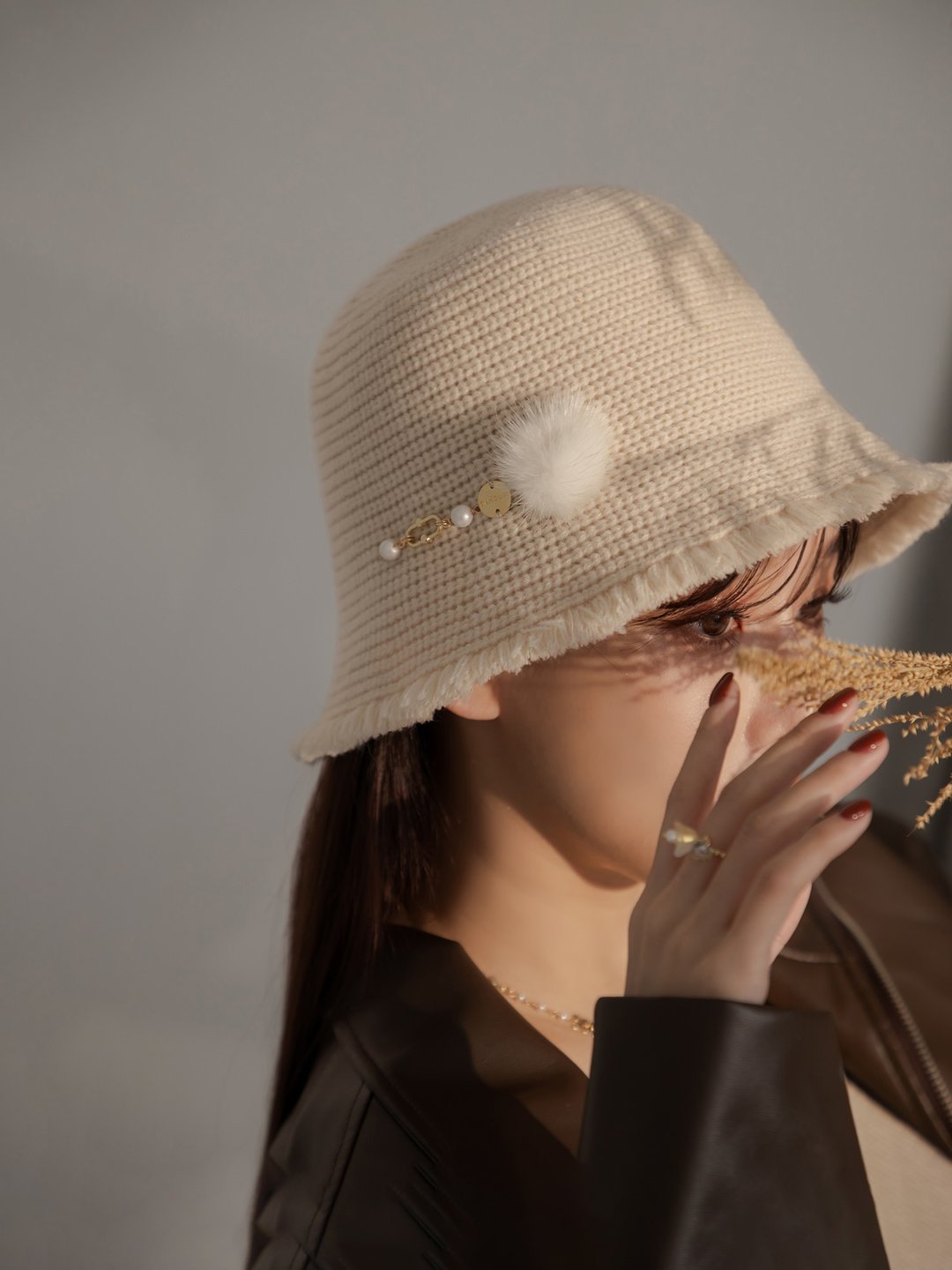 住在斑比家。MUCHAT手作毛球珍珠编织渔夫帽 (米) - 帽子 - 聚酯纤维 白色