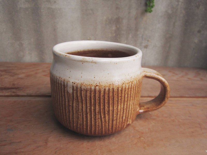 红茶奶盖细刻马克杯 - 咖啡杯/马克杯 - 陶 