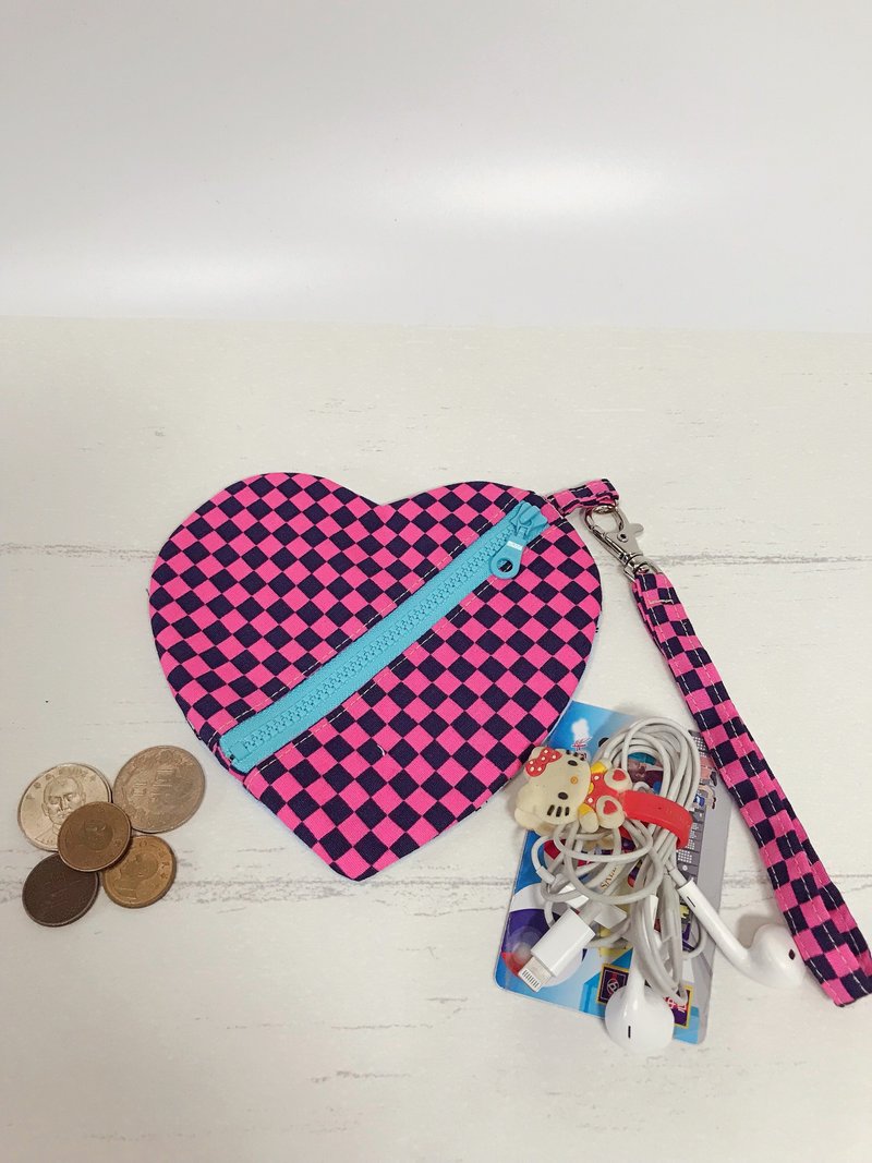 猫猫棋格风爱心型万用包,可月竹廿拿可挂,容量不小喔 - 手拿包 - 棉．麻 