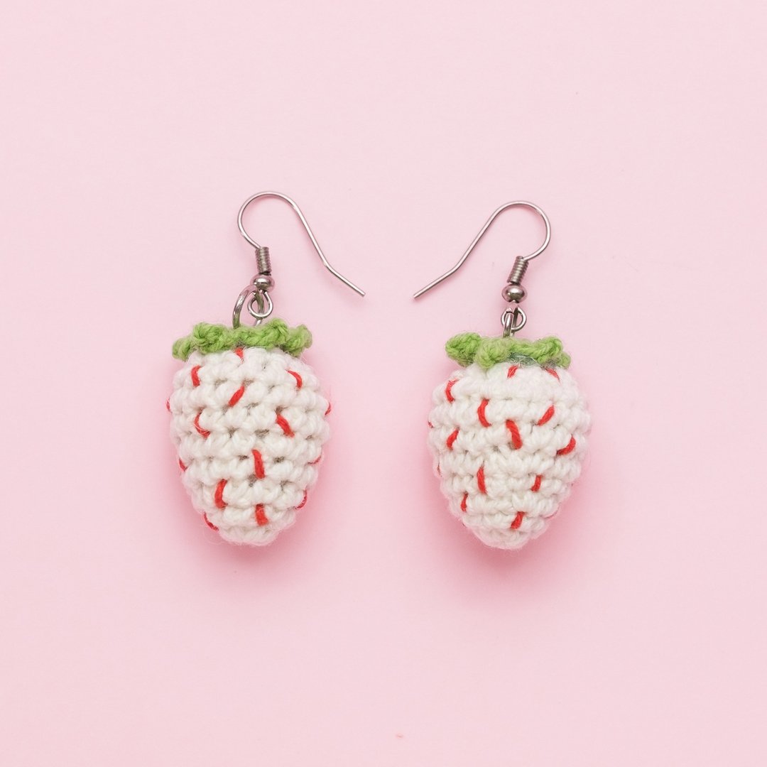 Earrings crochet fruit | The Strawberry (White) #002 - 耳环/耳夹 - 棉 白色