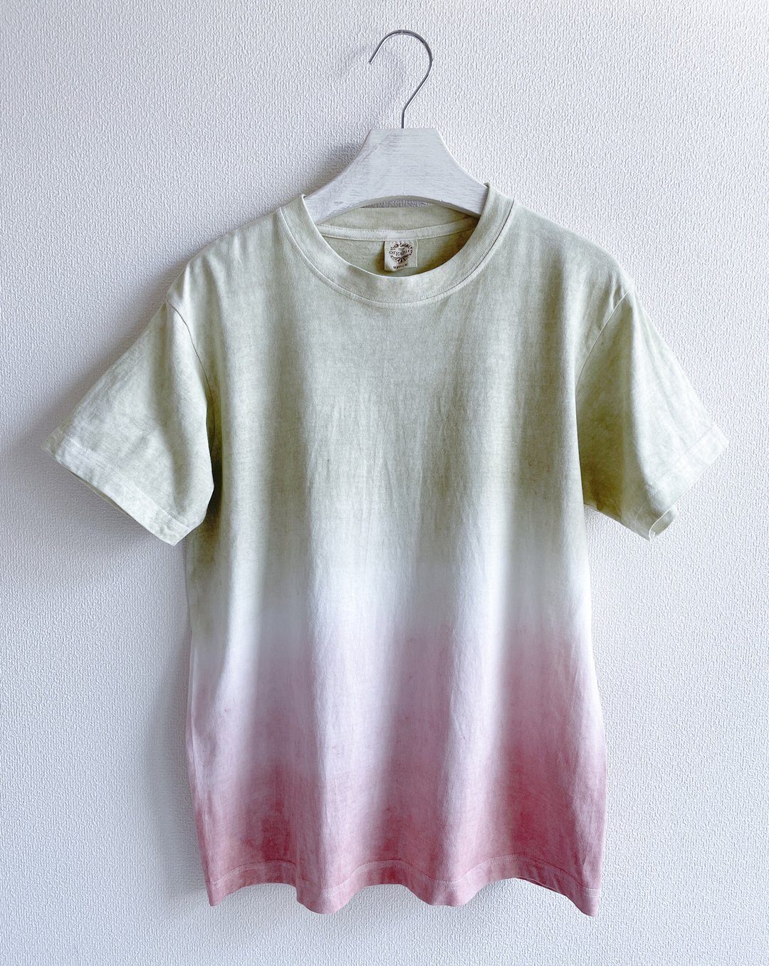 Natural Tropical Time Gentle pale green and pink mud-dyed organic cotton T-shirt - 女装 T 恤 - 棉 绿色