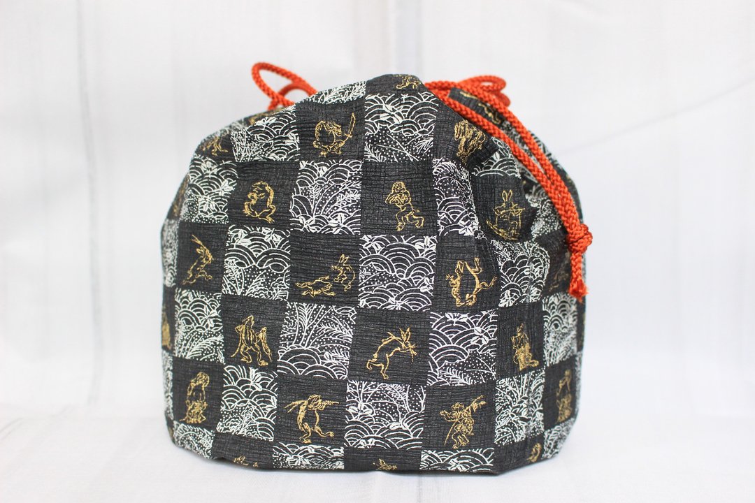 Washi paper Bag Lsize Round Drawstring Bag Choju Jinbutsu Giga pattern - 侧背包/斜挎包 - 纸 黑色