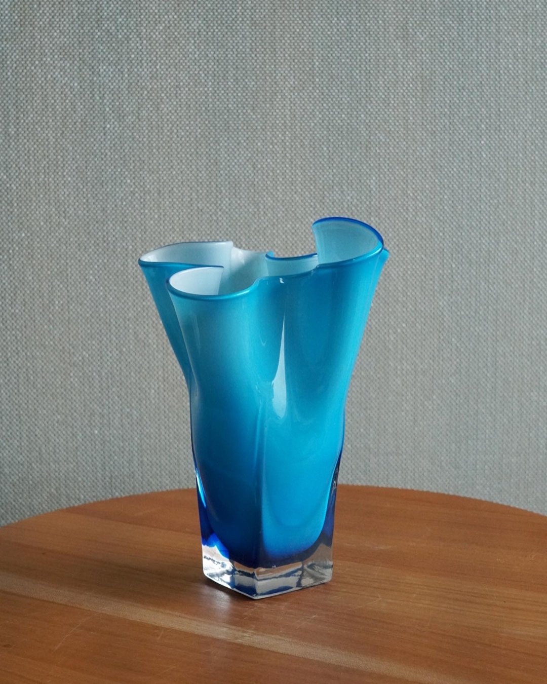 日本昭和 水蓝小花器 造型特殊 内里乳白色 - 花瓶/陶器 - 玻璃 蓝色