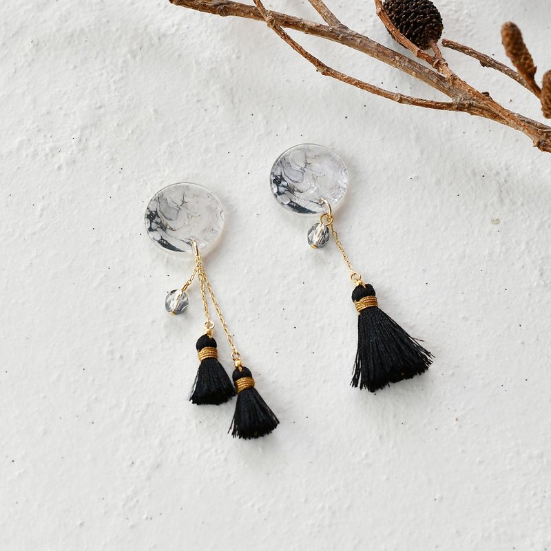 Marble shell tassel earrings/Black - 耳环/耳夹 - 贝壳 黑色