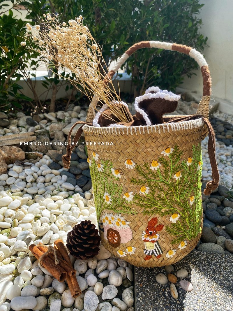 泰国手工编织草编包 刺绣雏菊与兔子图案 - 手提包/手提袋 - 绣线 