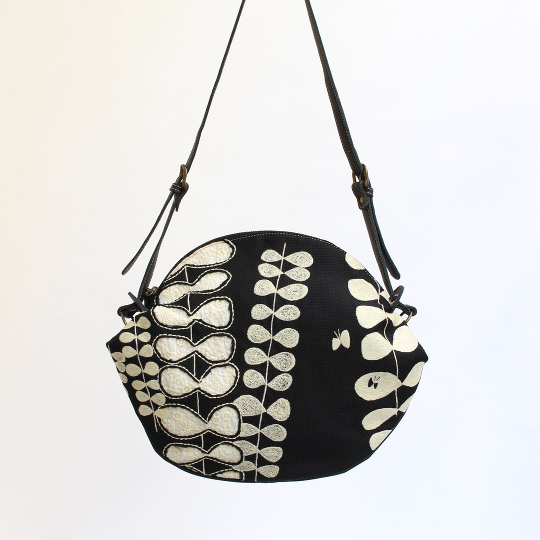 Grassy embroidery / shoulder bag - 侧背包/斜挎包 - 聚酯纤维 黑色