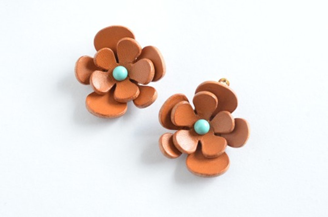 Blossom [leather earrings / Clip-On] camel - 耳环/耳夹 - 真皮 咖啡色