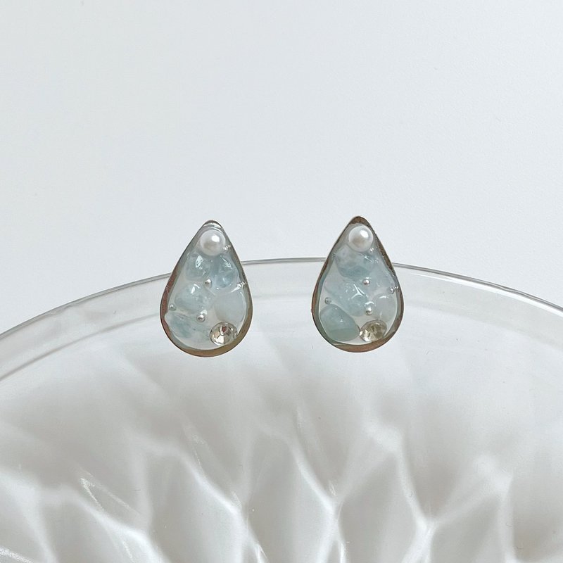 水滴。海蓝宝 钢针 手作 贴耳耳环 抗敏耳针 小耳针婚礼饰品 简单 - 耳环/耳夹 - 水晶 蓝色