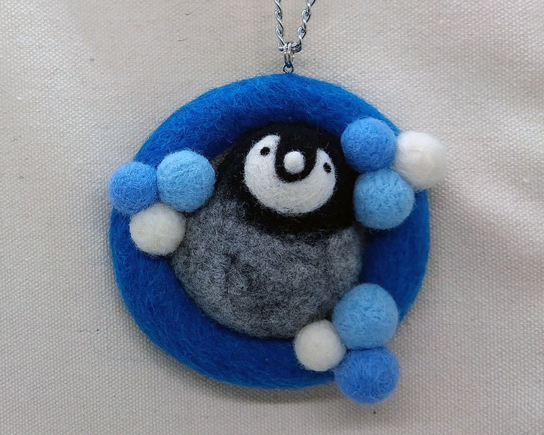 [Wool felt bag charm] Pen-chan playing in the snow - 吊饰 - 羊毛 灰色