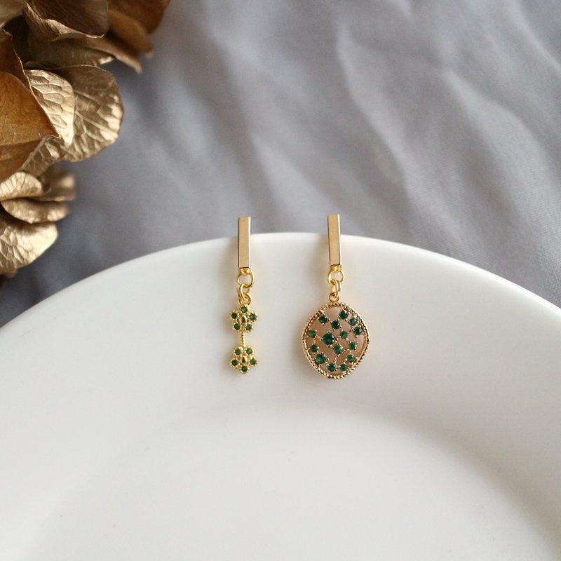 18k包金 优雅浪漫知性气质 梅花朵镶钻石祖母绿色钻石 垂坠耳环 - 耳环/耳夹 - 其他金属 绿色