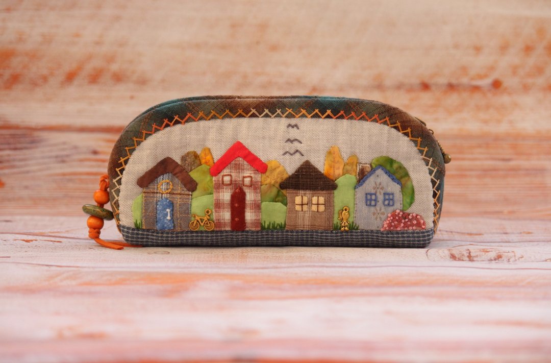 Zipped quilted cosmetic brush case in Japanese patchwork. Fabric Pencil Case. - 其他 - 其他材质 多色
