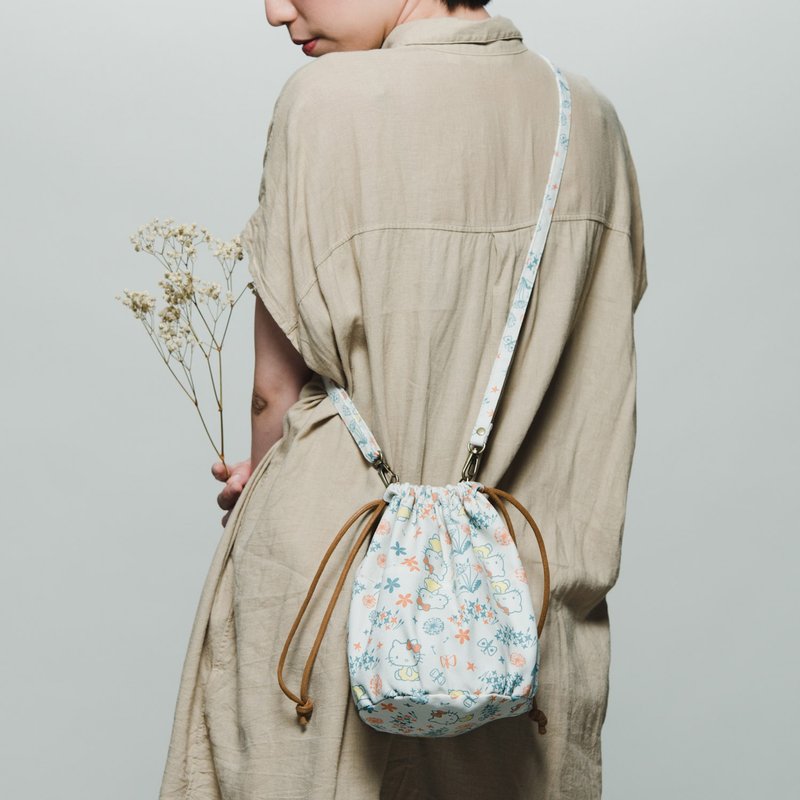 【组合优惠】印花乐x凯蒂猫-圆底侧背包+球型束口袋2件组 - 侧背包/斜挎包 - 棉．麻 卡其色