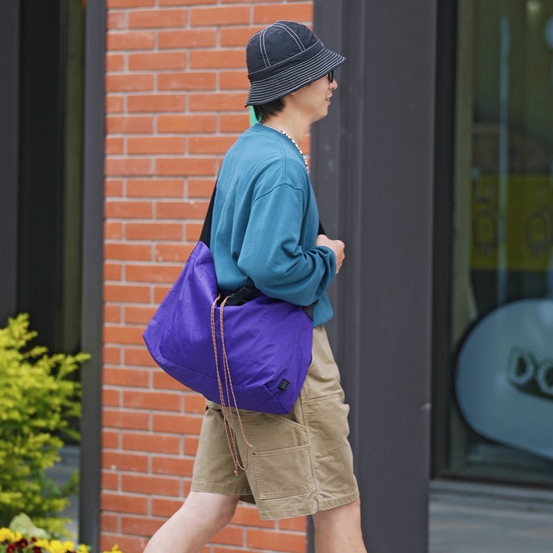 户外小子系列邮差包 轻便抽绳旅行单肩包山系侧背斜挎包 西梅紫 - 侧背包/斜挎包 - 尼龙 