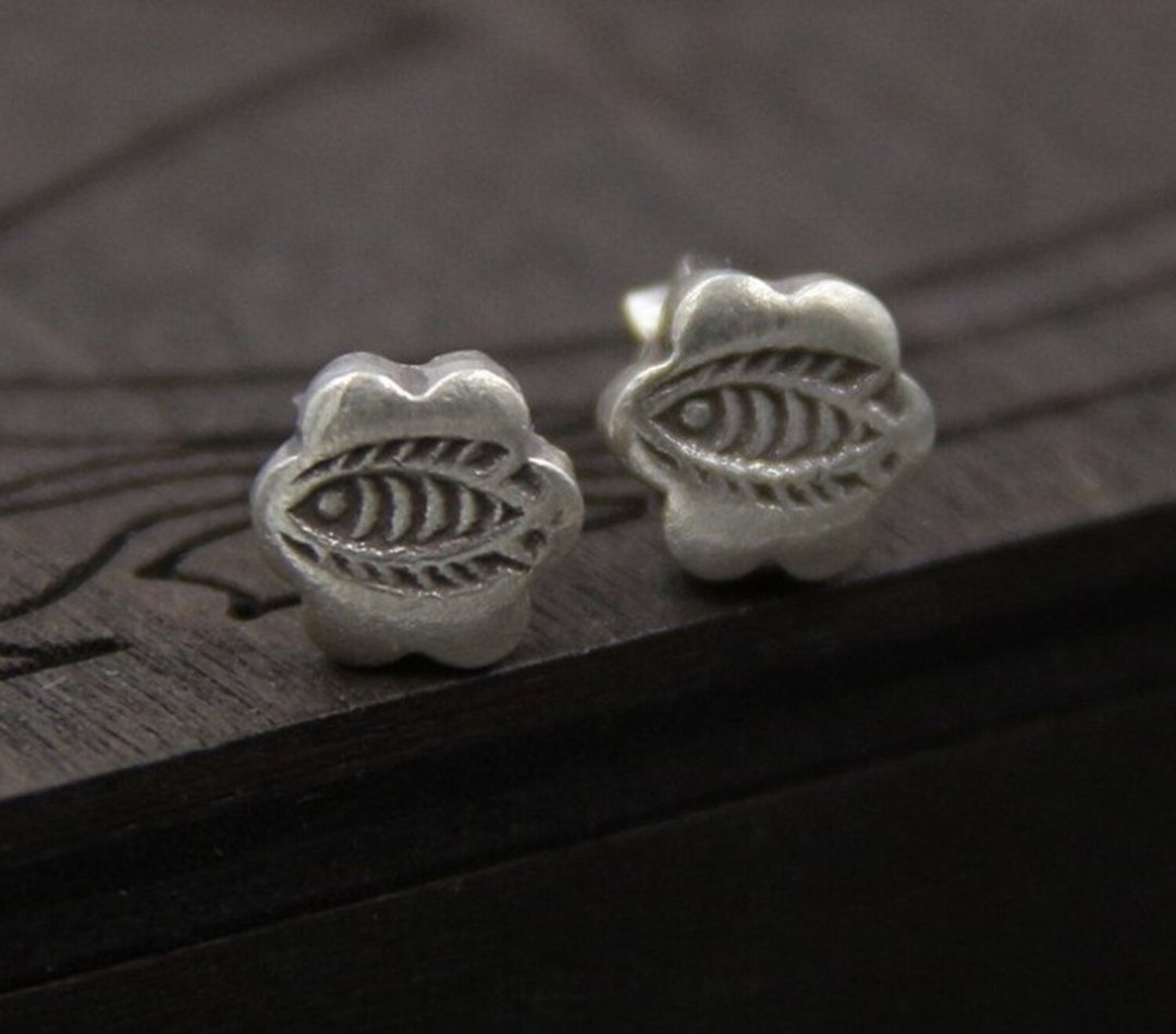 Real 925 Sterling Thai Silver Retro Totem Carved Fish Studs for Women Earrings - 戒指 - 纯银 银色