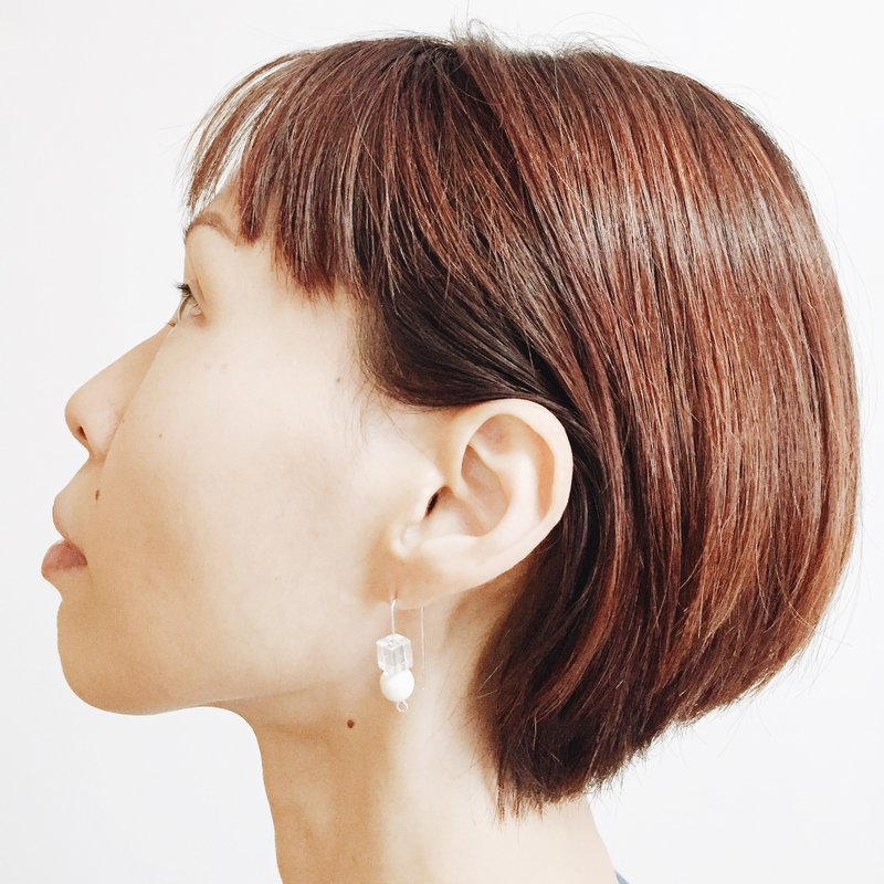 Sculptural Earrings - Moon Drop - 耳环/耳夹 - 压克力 白色