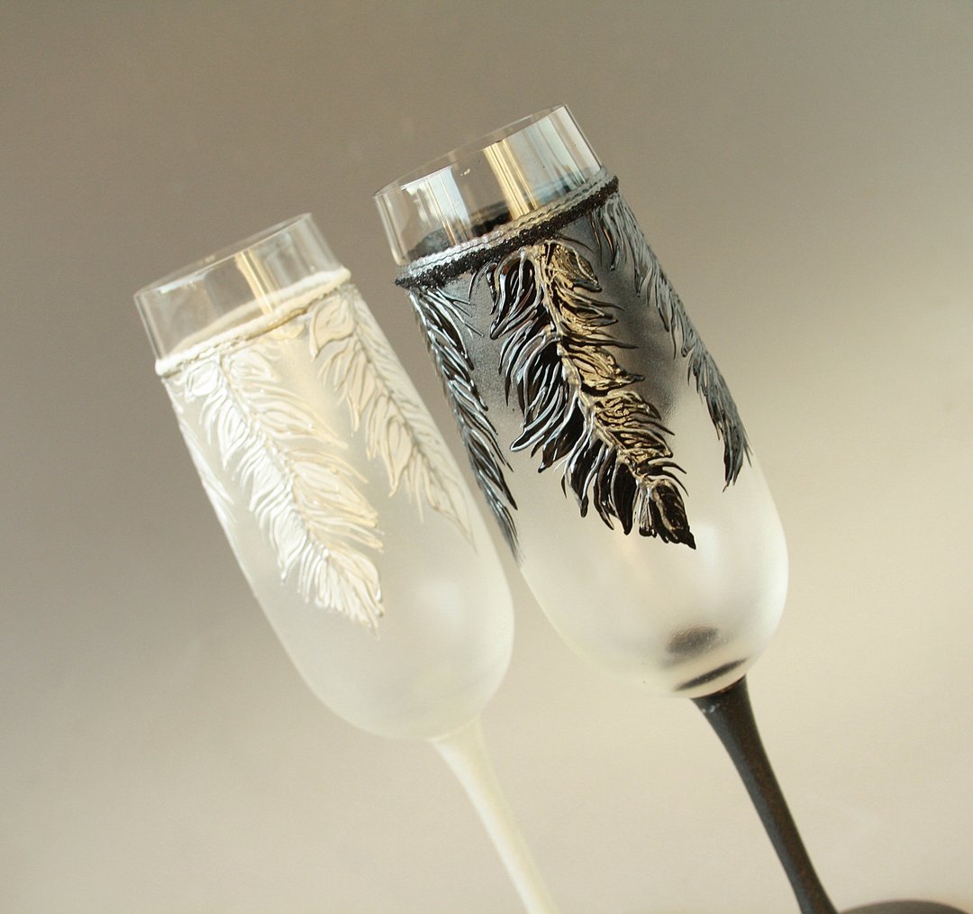 Black White Feathers Wedding Champagne Glasses, Hand-painted set of 2 - 酒杯/酒器 - 玻璃 黑色