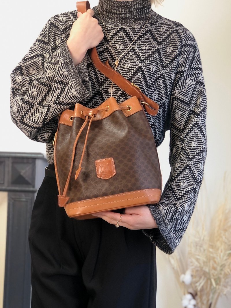 【日本直送 名牌中古包】CELINE 赛琳 马车图案 侧背包 棕色 压花 Logo PVC 皮革 束口 vintage y4ma84 - 侧背包/斜挎包 - 防水材质 咖啡色