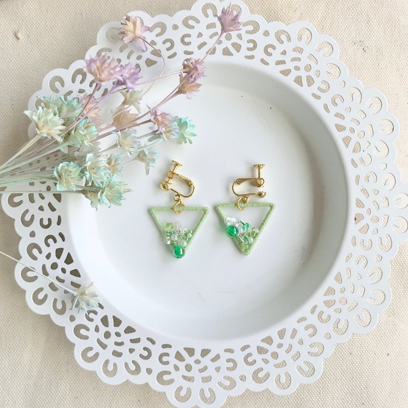 手作刺绣*轻透梦境系列耳环-轻绿精灵 - 耳环/耳夹 - 绣线 绿色
