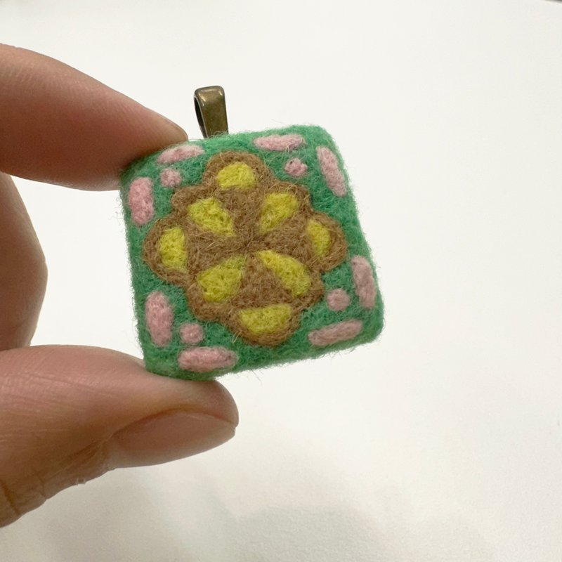 台湾花砖 - 羊毛毡项链坠子 - 项链 - 羊毛 多色