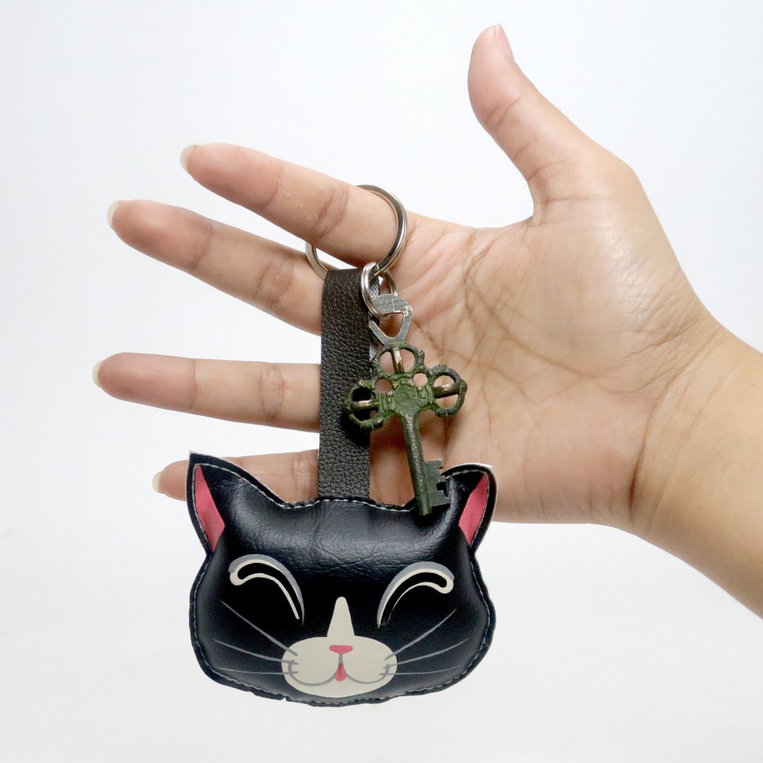 【雙11折扣】Smiling Black Cat keychain, gift for animal lovers add charm to your bag. - 吊饰 - 人造皮革 黑色