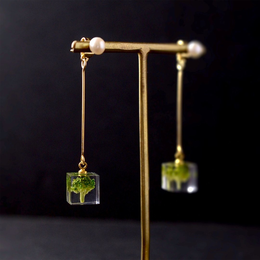 Freshwater pearl and broccoli 2way earrings pearl/dried flower/resin/ Stainless Steel/Japanese design - 耳环/耳夹 - 树脂 绿色