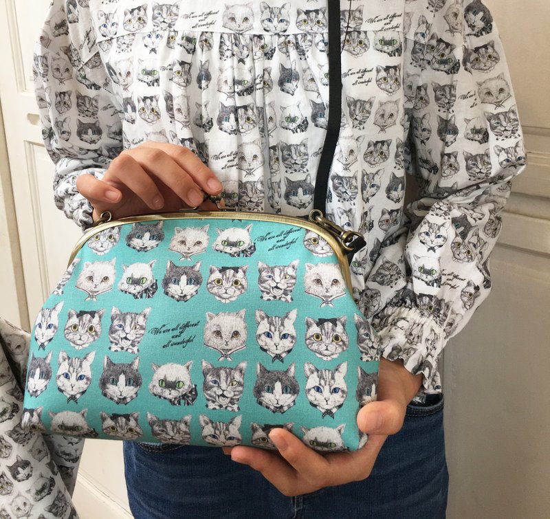 【插画家Ringo】猫咪学院--湖水蓝/日本职人手工制作硬版型口金包 - 侧背包/斜挎包 - 棉．麻 多色