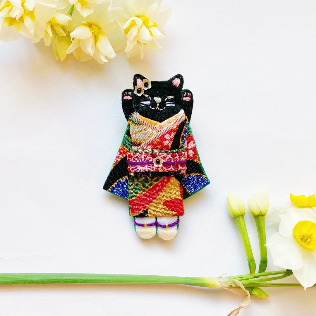 One-of-a-kind item made in Japan [Omekashi Onemuneko mini brooch] Black cat (felt, embroidery, furisode, kimono, Japanese, Kotobuki, lucky charm, interior) - 胸针 - 绣线 黑色