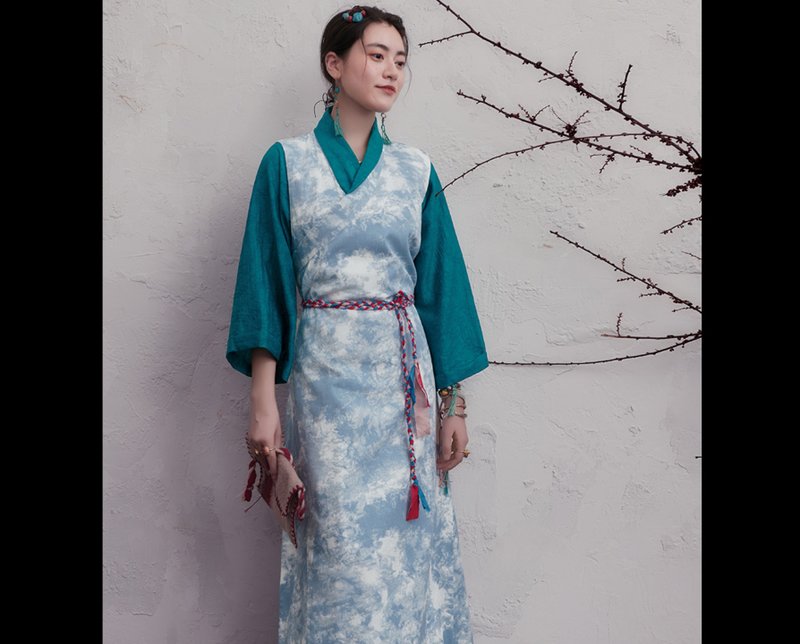 【向云端】新中式复古藏风 晕染肌理V领连衣裙 - 洋装/连衣裙 - 其他材质 多色