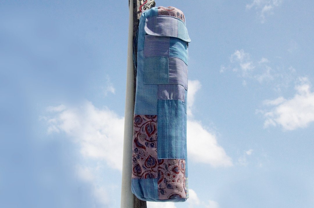 限量一件 编织手感瑜珈垫背包 / yoga bag / 瑜伽包 / 编织包 / 手工织布包 - 蓝色 木刻印花朵天空拼布 瑜伽包 - 侧背包/斜挎包 - 棉 蓝色