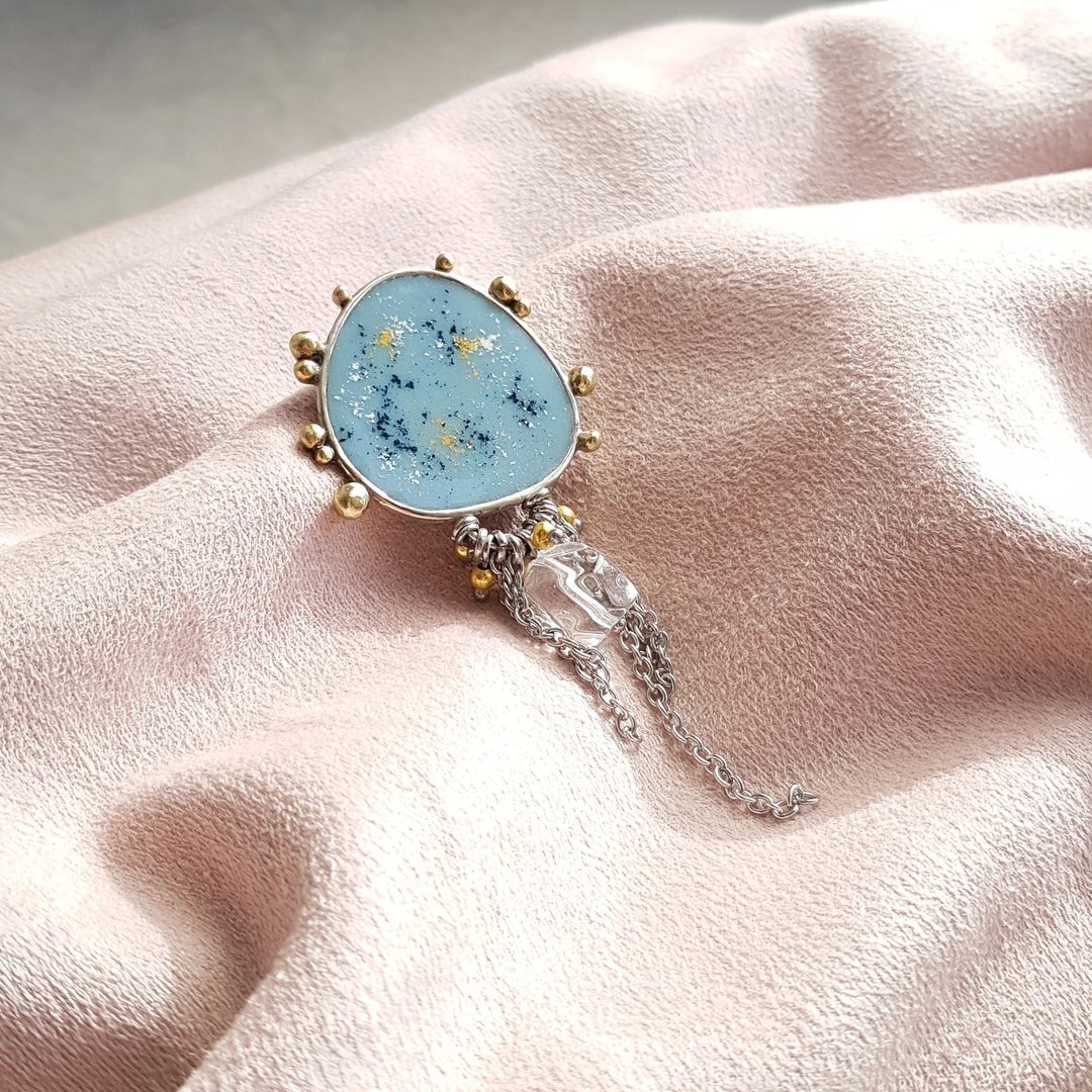 Blue brooch with rock crystal and metal chains, 胸針 - 胸针 - 珐琅 蓝色